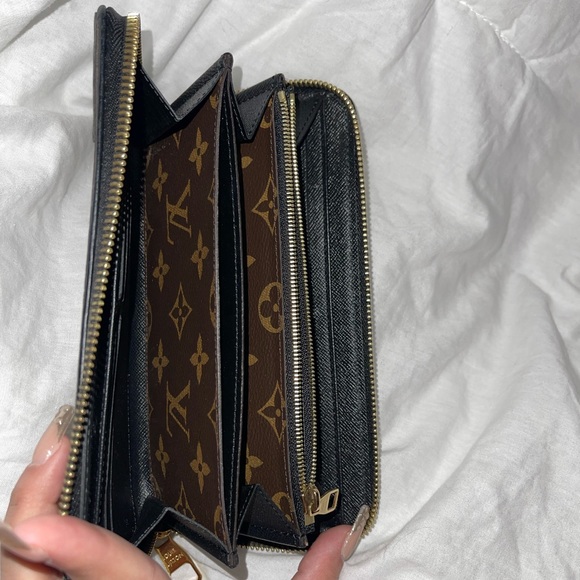 Louis Vuitton Wallet - Picture 4 of 5